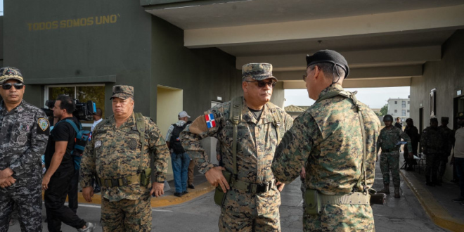El ministro de Defensa, teniente general Carlos Antonio Fernández Onofre, durante su recorrido por la frontera.Fuente externa