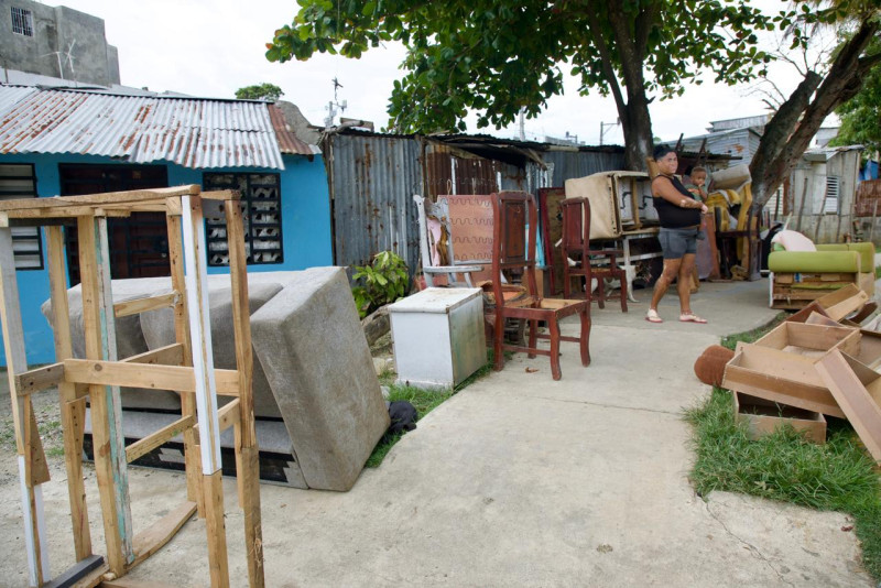 Familias afectadas por las lluvias se afanan por salvar ajuares.